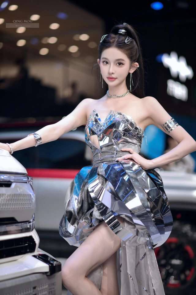 顶级气质车模Wenie
